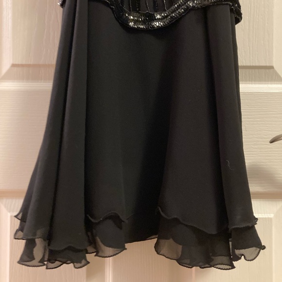 Gorgeous Vintage Beaded Dress. 100% Silk. Sequins and beads. Size Small. - Picture 6 of 9